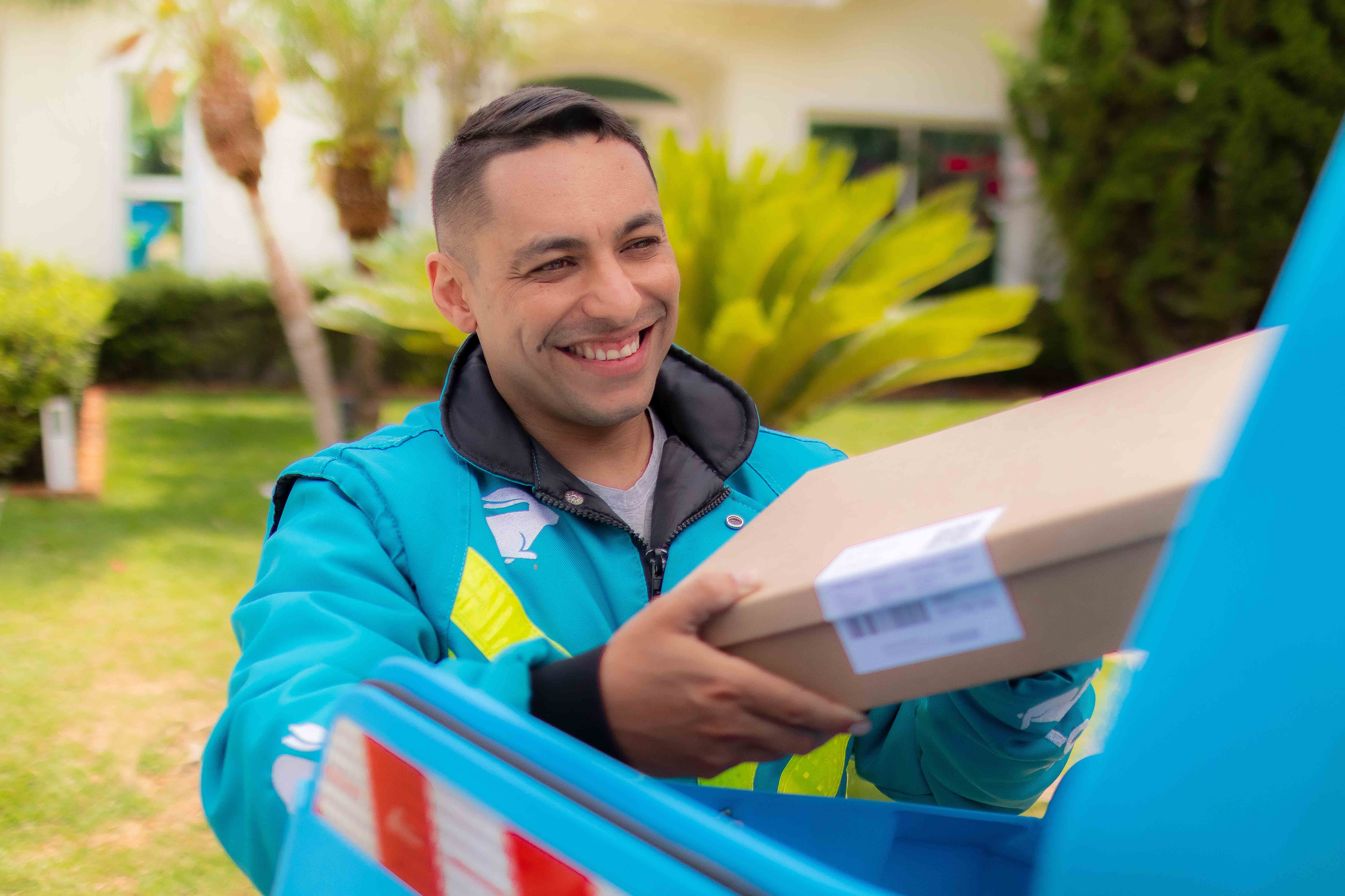 Entregador com pacote